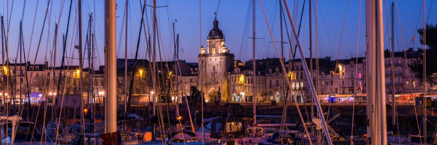 vieux port à la nuit tombée depuis nos hôtels à la rochelle