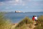 couple en bord de mer qui regarde le fort boyard proche de nos hôtels à la rochelle