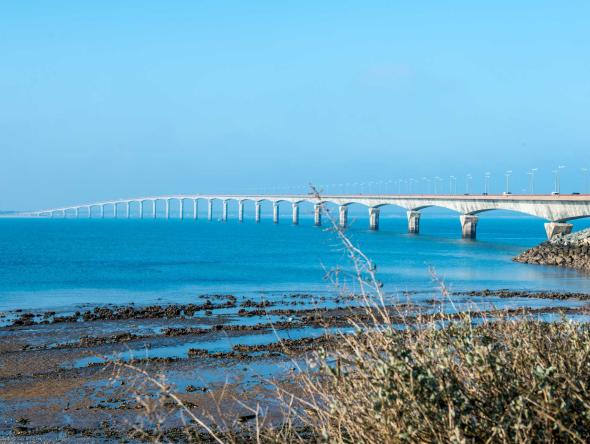 pont de l'île de ré à découvrir depuis nos hôtels à la rochelle