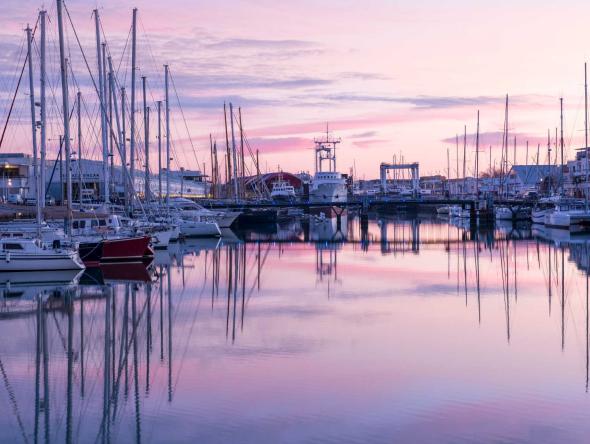 vieux port au coucher de soleil pour se détendre après son team-building à la rochelle