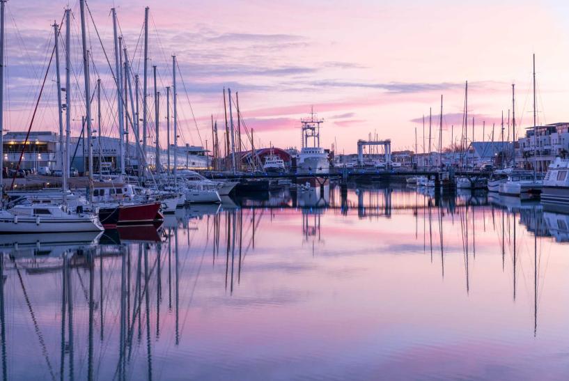 vieux port au coucher de soleil pour se détendre après son team-building à la rochelle