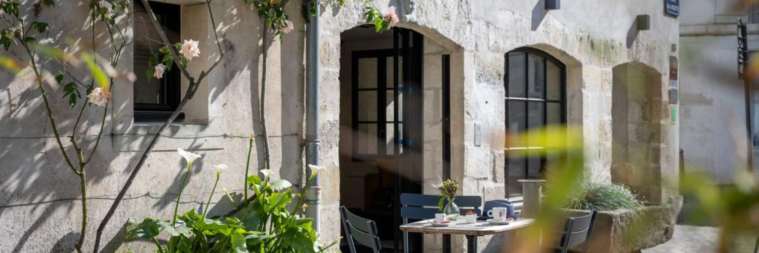 terrasse extérieure du Saint-Nicolas Boutique Hôtel, avec un cadre paisible entouré de verdure.