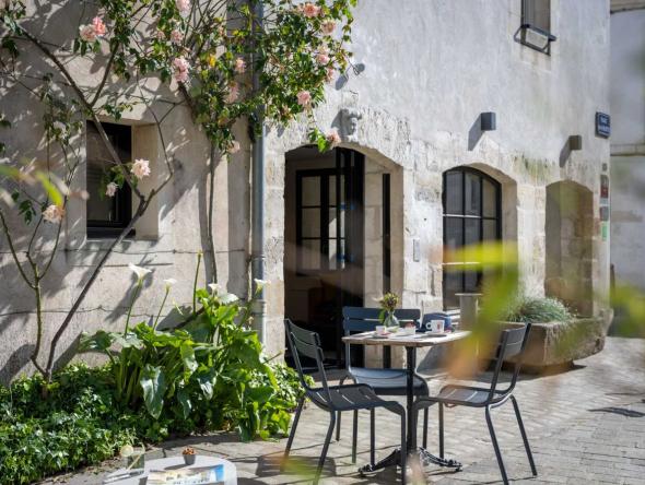 terrasse extérieure du Saint-Nicolas Boutique Hôtel, avec un cadre paisible entouré de verdure.