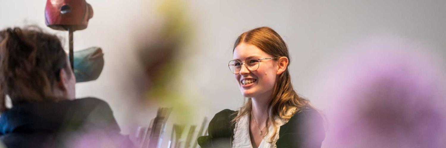 jeune femme souriante qui discute lors d'un entretien d'embauche