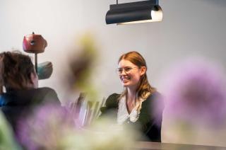 jeune femme souriante qui discute lors d'un entretien d'embauche